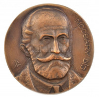 Péter Ágnes (1949-) Mocsáry díj. Patinázott bronz. Faragott fa dobozban. d: 10 cm, doboz méret: 13x15x4,5cm