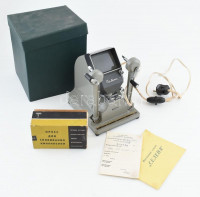 cca 1960-1970 'Selena' szovjet filmnéző és szerkesztő készülék 8 mm-es filmhez, fém házzal, csatlakozóval, nem kipróbált, hibátlan állapotban, 20x17x15 cm. Eredeti leírással, dobozban. + Lomo MPP-2 filmragasztó prés 8 és 16 mm-es