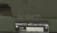 Triumphator mechanikus számológép, XX. sz. közepe. Masszív fém házzal, hátulján Budapesti Műszaki Egyetem fémplakettjével jelzett. Sorozatszám: 181224. Korának megfelelő állapotban. 34x15x14 cm / Vintage mechanical pinwheel