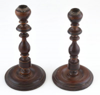 Esztergált fa gyertyatartópár, kisebb sérülésekkel, m: 22 cm
