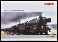 2007 Märklin modellvasút katalógus. Faszination Modelleisenbahn. Jahrbuch 2007/20089. Göppingen, 2008, Märklin, 544 p. Német nyelven. Színes képekkel illusztrált. Kiadói papírkötésekben, a hátsó borító kissé maszatos, és az egyik