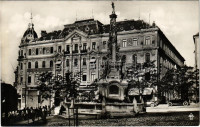 Pécs, Széchenyi tér, Szentháromság szobor, autók, Takarékpénztár, Dunántúli egyetemi könyvkereskedés, Hungária biztosító, Neumann üzlete