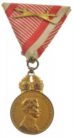 1917. 'Károly Bronz Katonai Érdemérem a katonai érdemkereszt szalagján, kardokkal' aranyozott bronz kitüntetés, eredeti, de sérült mellszalaggal, 'BRONZE' jelzéssel a peremen. Szign.: Kautsch T:1-,2 kissé kopott aranyozás, ph.Hungary