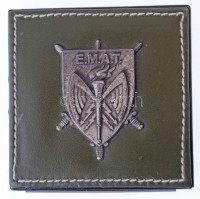 Franciaország 1974-1980. 'E.M.A.T. (Etat-Major de l'Armée de Terre)' ezüstpatinázott fém plakett, kétoldalt bőrborítású, mágneses fém talpon, rajta rátétes lapkán gravírozott felirat 'OFFERT PAR LE GÉNÉRAL D'ARMÉE JEAN LAGARDE
