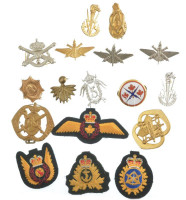 12db modern holland, belga fém sapkajelvény + 1db modern kanadai aranyozott, zománcozott bronz jelvény 4db felvarróval T:1,1-12pcs of modern Dutch and Belgian metal cap badges + 1db modern Canadian filt, enamelled bronze badges with 4pcs of