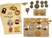 20db vegyes külföldi, főleg modern amerikai katonai jelvény pillangócsattal, közte aranyozott, zománcozott darabok is + 10db tengerész gomb T:1-220pcs of mixed, mainly American military badge with butterfly clasp, with gilt and enamelled