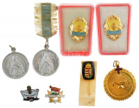 ~1930. 'Szent Imre' kétoldalas, Al medál (2db, egyik sérült mellszalaggal) (31mm) + DN 'Kiváló Véradó' aranyozott, zománcozott fém kitüntetés mellszalag nélkül (40mm) + 5db-os jelvénytétel, közte ~1970-1980. 'Hűséggel a Nép