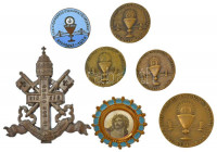 1938. 'XXXIV. Eucharisztikus Világkongresszus' bronz jelvény 'LUDVIG' gyártói jelzéssel (5db, 3xklf: 30mm és 22mm és 22mm zománcozva [tű hiányzik]) + festett bronz lemezjelvény Jézus Krisztus képével + DN 'In hoc signo vinces (E