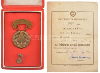 1968. 'Az Építőipar Kiváló Dolgozója' bronz kitüntetés, miniatűrrel, tokban, igazolvánnyal, az igazolványon Trautmann Rezső miniszter, az az Elnöki Tanács elnökhelyettesének aláírásával T:1