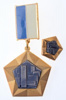 Vincze Dénes (1914-1972) ~1970. 'Az Építőipar Kiváló Dolgozója' aranyozott, festett kitüntetés miniatűrrel, dísztokban T:1