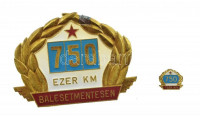 ~1980. '750 ezer kilométer balesetmentesen' kitüntető autójelvény (72x97mm) + jelvény (17x20mm) + névre szóló viselői igazolvány T:1-,2 patina