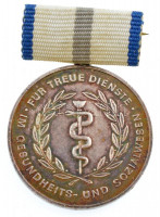 NDK 1973. 'Érdemérem hűséges szolgálatért az egészségügyi és szociális gondozásban, ezüst fokozat' ezüstözött Br kitüntetés szalagon (30mm) T:2 patinaGDR 1973. 'Medal for Loyal Services in Health and Social Care, Silver Grade'