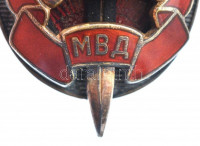 Szovjetunió 1946-1954. 'MVD - Kiváló Belügyi Dolgozó' zománcozott, sorszámozott jelvény '9229' sorszámmal, 'MMA' gyártói jelzéssel (44x27mm) T:1-,2- hátlapon csavaros rögzítés tűre cserélveSoviet Union 1946-1954. 'MVD -