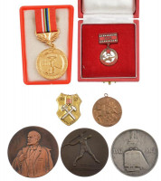7db klf magyar és külföldi jelvény, emlékérem, tokos is, közte ~1930-1940. 'Leventeverseny' bronz díjérem gravírozva + Svájc 1947. '100 éves a svájci vasút' ezüstözött bronz emlékérem (55mm) T:1.2