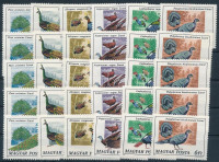 1977 Az évfolyam sorai és önálló bélyegei több példányban, 18 db stecklapon (30.380)