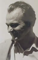 Keresztury Dezső (Zalaegerszeg, 1904 – Budapest, 1996) író, költő, irodalomtörténész, kritikus, műfordító autográf sorai Schlachta Erzsébetnek a róla készült fotográfia hátoldalán.