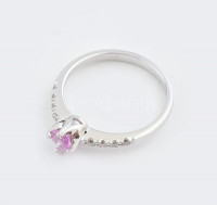 14k Fehérarany eljegyzési gyűrű zafírral 0,32ct , brilliáns csiszolású gyémánttal 0,1ct Pink TWWSI, 2 g, m: 51,5. Új, tanusítvánnyal