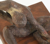Tüskehúzó. Kerámia kisplasztika, jelzés nélkül fa alapon. 22 cm, m: 18 cm