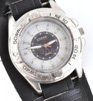 Scene kvarc férfi karóra, sorszámozott fém tokkal, bőr szíjjal, kis kopással, működik, d: 39 mm