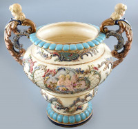 Nagyméretű angyalfejes kaspó.Eichwald, 19. sz. vége, festett, mázas porcelánfajansz, gazdag rokokós díszítéssel, aranyfestett virágdísszel, talpán masszába nyomott gyári jelzés (Eichwald) és 449-as formaszám, korának megfelelő