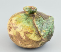 Füzesi Zsuzsa (1953-) kerámia váza, levél díszítménnyel, kis kopással, jelzés nélkül, m: 9,5 cm