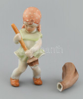 Herendi porcelán sepregető lányka, kézzel festett, jelzett, sérült, m: 9 cm