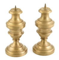 Régi masszív bronz gyertyatartópár, jelzés nélkül, kopásokkal, m: 18 cm