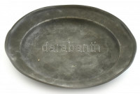 Antik ón tál, a XIX. században szédertálként használhatták. Kopott, korának megfelelő állapotban, német terület, XVIII. sz., jelzett, feloldatlan jegyekkel, d:30cm