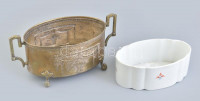 Ovális ezüstözött 2 fogantyús kináló, 4 karmos-golyós lábon, porcelán (alján jelzett) tállal,korának megfelelő kopásokkal. 28x14x11cm