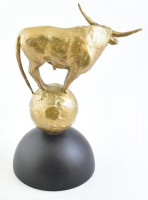 Jelzés nélkül: Magyar szürke szarvasmarha. Aranyra festett bronz, festett márvány talapzaton. m: 36 cm