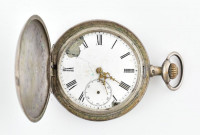 Ezüst (Ag) tokos, duplafedeles zsebóra, mindkét oldalon domborműves női portréval díszítve, vésett M.L. monogrammal. Jelzett: Philadelphia, 1876., 15 köves szerkezettel. Sérült számlappal, hiányzó másodpercmutatóval, nem jár. d: 5