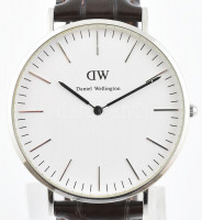 Daniel Wellington kvarc karóra, eredeti bőr szíjjal. Jelzett, működő, jó állapotban, új elemmel, d: 40 mm