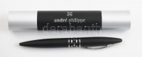 Elegáns aláíró VIP toll.Tömör fém, fekete áttört króm szerelékkel, elegáns ,,André Philippe tokban.14 cm