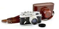 Zorkij-4 szovjet fényképezőgép, Jupiter-8 50 mm 2/50 objektívvel, eredeti bőr tokjában, kissé kopottas / vintage Russian camera in original leather case