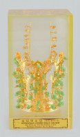 Koreai királyi korona múzeumi másolat. Selyemmel bélelt dekoratív tárlóban. 12 cm / Korean king's crown museum copy