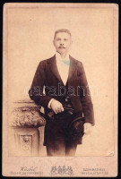 cca 1895 Férfiportré, keményhátú fotó Knebel szombathelyi műterméből, foltos, 16,5×11 cm