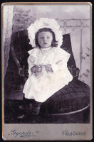 cca 1905 Kislány portréja, keményhátú fotó a Gyopár (Felsővisó) fényképészeti műteremből, 13×8,5 cm