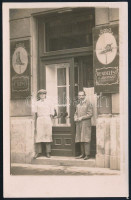 cca 1920-1930 Cipészüzlet bejárata, fotólap, 9×1,3 cm