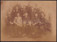 1896 Műtermi csoportkép, hátoldalon datált és egy név is szerepel, kasírozva, 19,5x26,2 cm