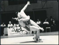 cca 1990 Birkózás, Farkas P. - Komáromi T. mérkőzés, sajtófotó, a hátoldalon feliratozott, pecséttel jelzett (László Sándor felvétele), kis szakadással, 23,5x18 cm
