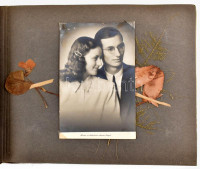 cca 1940-1960 Családi fotóalbum, kb. 40 db fotóval (nagyrészt 18x13 cm körül), harántalakú, zsinórfűzéses, krokodilbőr-mintás albumban, kissé kopott borítóval, 27x19,5 cm