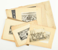 cca 1920-47 Vegyes tablófotó tétel, össz. 14 db, többségében budapesti iskolák, közte egy Ganz Vill. Rt. csoportkép 1928-ból, többségében az 1930-as évekből. Néhány pecséttel jelzett, egy kivételével mind keményhátú fotó,