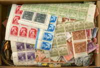 Több ezer db áztatott bélyeg az 1950-es évekig, dobozban ömlesztve
