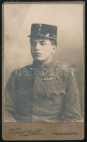 cca 1918 I. világháborús magyar katona portréja, szalagsávokkal, vintage keményhátú fotó Kumpf Antal magyaróvári műterméből, 10,5x6,5 cm