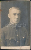 1923 Légrády Elek hadnagy fiatalkori portréja, hátoldalán feliratozott fotólap, kisebb törésnyomokkal, foltokkal, 13,5x8 cm. (Légrády Elek 'A volt magy. kir. pécsi 19. honvéd gyalogezred és alakulatainak [...] története' c., 1938-ban