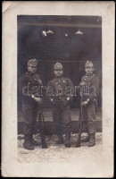 1914 Bécs, magyar katonák hazaküldött fotólapja, aláírásaikkal (Höhl Aladár, Schönfeld Andor), 14x9 cm