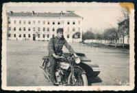 1932 Eger, katona oldalkocsis motorkerékpárral a laktanya épülete előtt, fotó, a hátoldalon feliratozva, kis folttal és törésnyomokkal, 7,5x5 cm