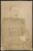 cca 1910 Magyar katonatiszt (százados) portréja, egyenruhában, kardbojttal; nagyméretű fotó kartonon, sarkain kissé sérült, 20x13 cm