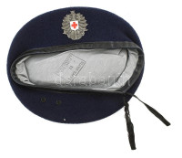 Katonai barettsapka, Osztrák Vöröskeresztes sapkajelvénnyel, jelzett: Slama-Kappe Wien, méret: 57 / Military beret cap with Austrian Red Cross badge, size: 57