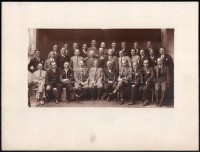 cca 1920-1930 Urak csoportképe, köztük egy I. világháborút megjárt, több kitüntetéssel dekorált katonatiszt; kartonra kasírozott fotó, Glück József győri fényképész műterméből, 23x12,5 cm